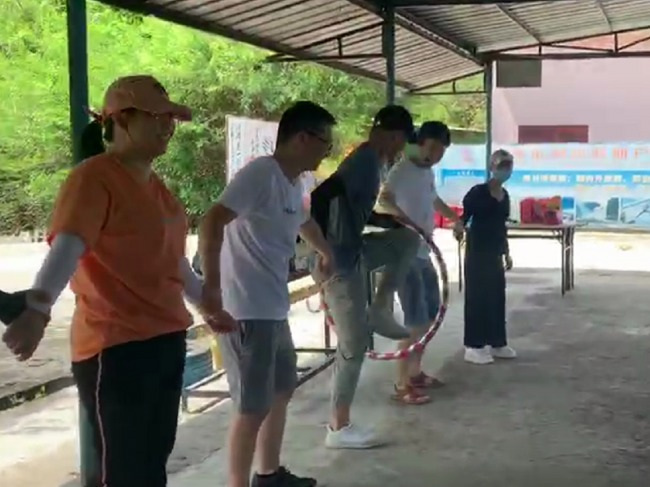 優(yōu)卡特員工玩呼啦圈游戲 優(yōu)卡特員工玩呼啦圈游戲