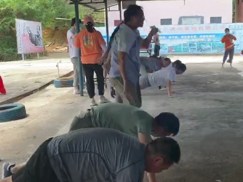 優(yōu)卡特員工玩呼啦圈游戲懲罰 優(yōu)卡特員工玩呼啦圈游戲懲罰