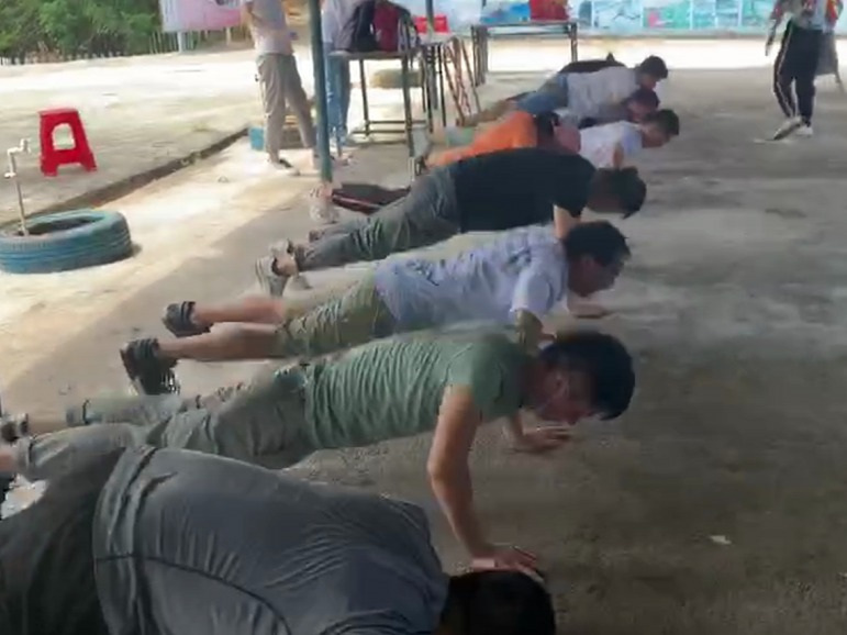 優(yōu)卡特員工玩呼啦圈游戲懲罰 優(yōu)卡特員工玩呼啦圈游戲懲罰