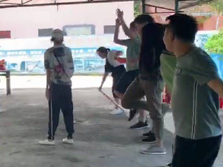 優(yōu)卡特員工玩呼啦圈游戲懲罰 優(yōu)卡特員工玩呼啦圈游戲獲勝