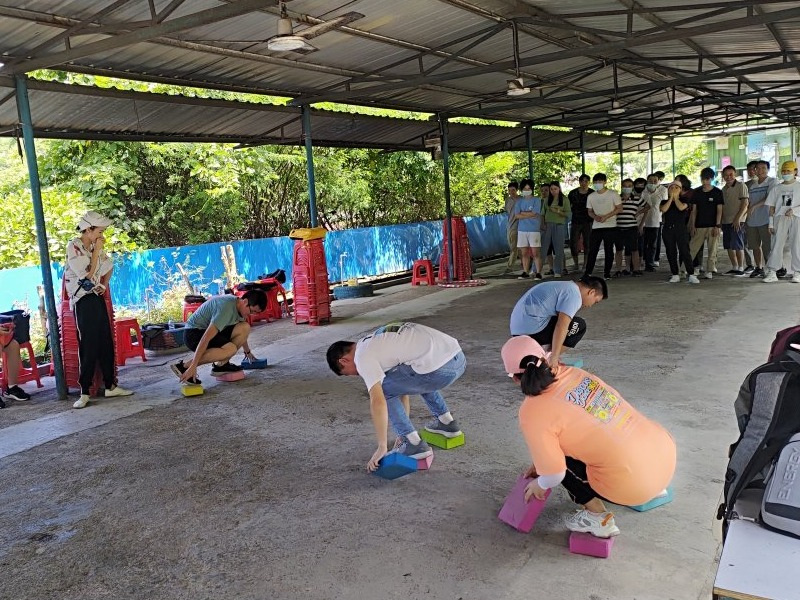 優(yōu)卡特員工玩摸石頭過河游戲 優(yōu)卡特員工玩摸石頭過河游戲