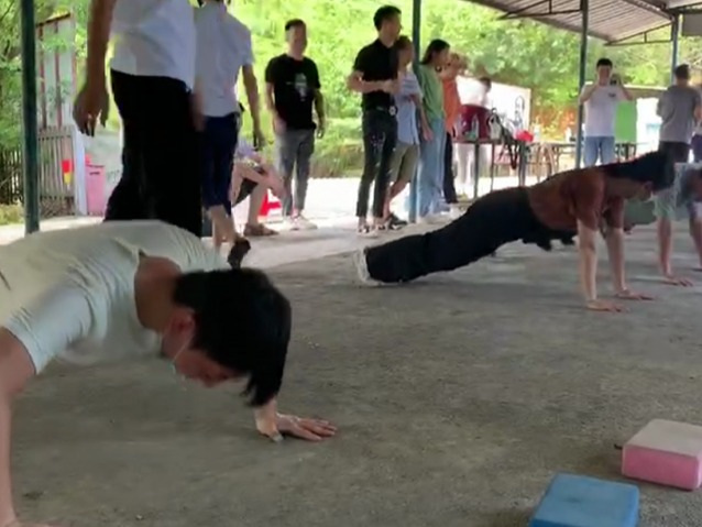 優(yōu)卡特員工玩摸石頭過河游戲懲罰 優(yōu)卡特員工玩摸石頭過河游戲懲罰