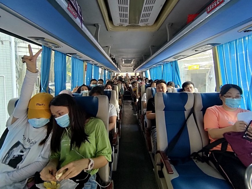 優(yōu)卡特全體員工公交車出行合照 優(yōu)卡特全體員工公交車出行合照